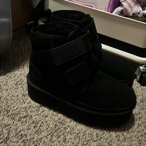 Ugg Neumel Platform Chukka Boot in Black